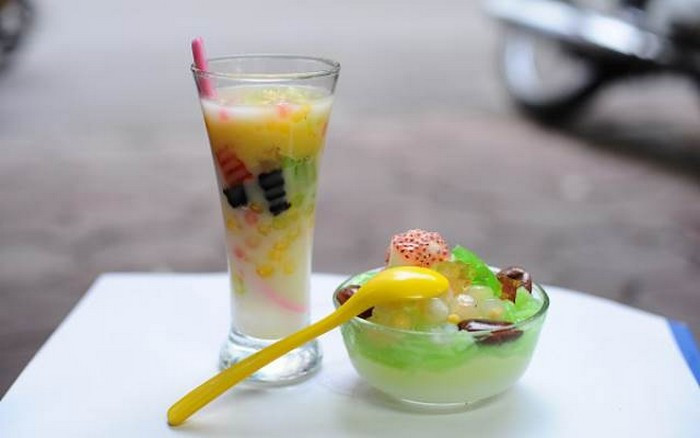 Chè Thái. Là nước có khí hậu nhiệt đới nên Thái Lan có nguồn nguyên liệu trái cây rất phong phú. Vì vậy, người dân đã dùng trái cây để tạo nên món chè Thái thanh mát làm nức lòng thực khách. Ly chè Thái được nhiều người yêu thích bởi có rất nhiều vị hoa quả thơm ngon. Ảnh: Hoiquanamthuc.