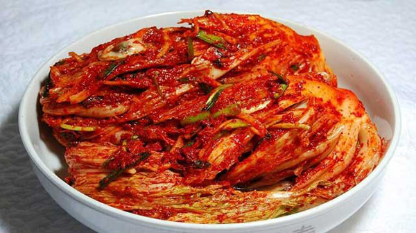 Quá trình muối chua, rau có thể tạo nitrit. Chất này sau khi vào cơ thể sẽ chuyển hóa thành nitrosamine. Tương tự, các loại giăm bông, cá muối cũng chứa nồng độ muối cao. Một số còn chứa hương liệu và nitrit. Khi đi vào cơ thể, nitrit có thể phản ứng với protein amin tạo thành nitrosamine. Ở đó, nitrosamine là một chất gây ung thư cực mạnh và là 1 trong 4 hóa chất gây ô nhiễm chính trong thực phẩm, có thể làm tăng nguy cơ hình thành các khối u ở hệ tiêu hóa.