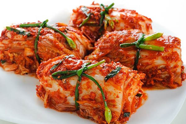 Cụ thể, ăn nhiều muối làm tăng nguy cơ huyết áp cao, làm tổn thương niêm mạc, viêm loét đường tiêu hóa.
