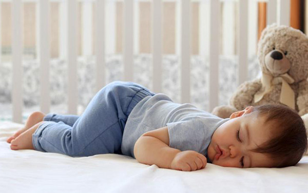 Tuy nhiên, nếu ngực bé áp sát giường quá lâu, nhiệt lượng sẽ không được tản ra hết. Mồ hôi sẽ tích tụ vùng ngực và bụng, lâu ngày có thể hình thành các vết chàm. Tư thế ngủ này cũng khiến tay chân của các bé không cử động được tốt, còn có nguy cơ ngạt thở. Đặc biệt, nằm sấp thời gian dài sẽ khiến sức nặng cơ thể kéo xuống, gây biến dạng hộp sọ.