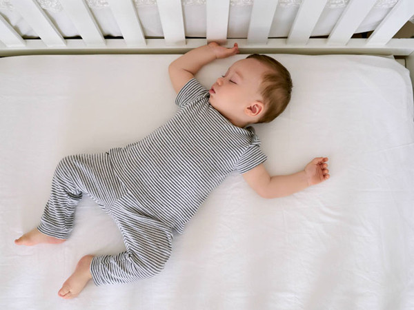 Tuy nhiên, nằm ngửa thời gian dài không có lợi cho sự phát triển của hộp sọ, khiến toàn bộ trọng lực dồn xuống vùng sau đầu gây nên tình trạng đầu bẹt. Nằm ngửa cũng dễ khiến trẻ ọc sữa. Nếu không xử lý kịp thời, sữa có thể đọng lại vùng cổ gây sặc khí quản, phổi.