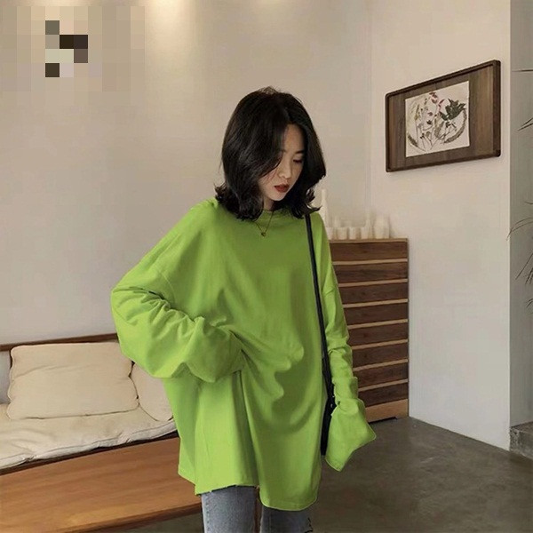 Đặc biệt, bạn nên cẩn trọng khi lên đồ với trang phục màu xanh huỳnh quang, vàng huỳnh quang và hồng. Những màu này rất nổi bật song có độ bão hòa màu cao, dễ khiến làn da trở nên kém sắc, sạm đen, khiến vẻ ngoài người mặc “bình dân”, không quý phái.
