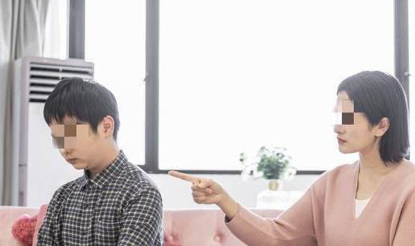 Thế nhưng, trẻ vị thành niên có sự thay đổi tâm lý. Nhiều trẻ vị thành niên nổi loạn, tỏ thái độ không hài lòng với mẹ dù trước đó rất yêu. Theo chuyên gia, sự thay đổi này một phần do trẻ chưa “hiểu chuyện”, còn phần lớn bắt nguồn từ cách ứng xử của người mẹ.