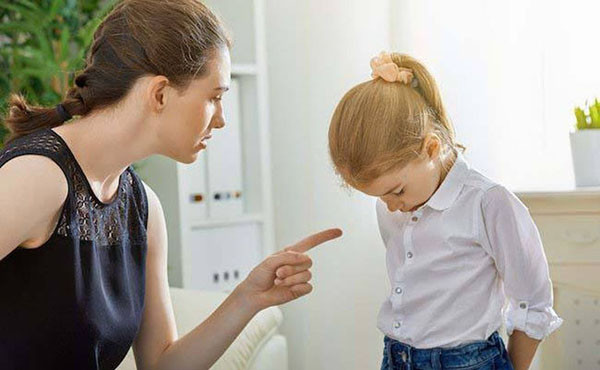 Đem con ra so sánh. Nhiều bà mẹ thường so sánh con mình với con người khác hoặc anh chị em của bé. Họ cho rằng cách này có thể định hướng trẻ đến những hình mẫu đẹp, kích thích tinh thần cạnh tranh ở trẻ song thường mang lại kết quả ngược.