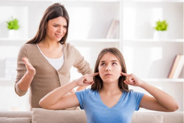 Khi so sánh, mẹ đã vô hình có những hành động ép con phải đạt đến hình mẫu mà bạn mong muốn. Điều này khiến con thu mình, cảm thấy mẹ thật vô lý và dần xa lánh mẹ.