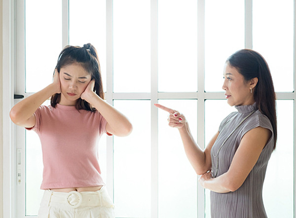 Dù không có ác ý song những lời cằn nhằn của phụ huynh dễ in sâu vào tâm trí trẻ. Những câu nói đầy tính “sát thương” không chỉ thách thức sự kiên nhẫn mà còn động chạm tới cái tôi của trẻ, khiến trẻ cảm thấy tổn thương, nghĩ rằng mẹ hách dịch, thiếu đồng cảm với lỗi lầm của mình. Từ đó, trẻ xuất hiện xu hướng nổi loạn, thể hiện thái độ không hài lòng với mẹ.