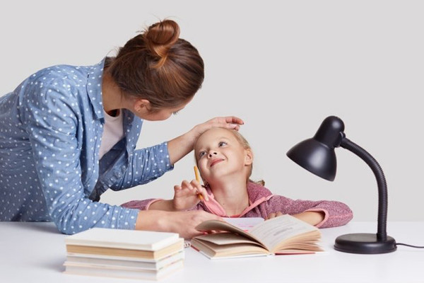 Để tránh tâm lý này, nếu trẻ không đạt mục tiêu, mẹ nên tâm sự, khuyến khích trẻ tập luyện nhiều hơn. Việc đánh giá cao những nỗ lực của trẻ giúp con tự tin vào bản thân hơn.