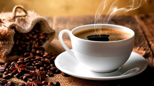 Uống cà phê. Sáng sớm là thời điểm không nên uống cà phê bởi nó có thể làm đảo lộn đồng hồ sinh học, khiến bạn cảm thấy mệt mỏi.