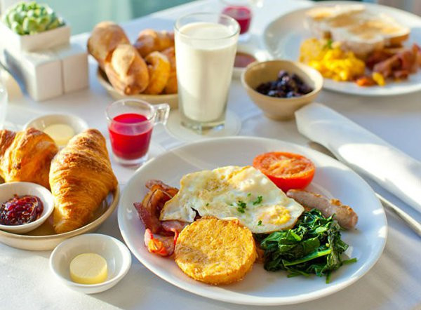 Để tốt cho giấc ngủ ban đêm, bạn nên thay thế một phần carbohydrate bằng 20-30 gam protein như trứng, cá, thịt, sữa và các loại hạt.