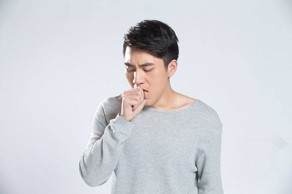 Dùng mật ong khi cảm. Mật ong có tác dụng kháng viêm, long đờm, bổ phổi, giảm ho... nên rất tốt cho người bị cảm. Khi dùng, bạn thái lê thành những lát mỏng, ngâm với mật ong dùng dần trong ngày.