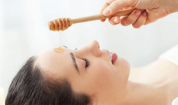 Để làm đẹp từ bên trong, bạn có thể uống một ly nước mật ong ấm trước khi đi ngủ. Ngoài ra, đắp mặt nạ mật ong kết hợp với nước ép nho theo tỉ lệ 1:1, cùng với bột mì cũng mang lại hiệu quả chăm sóc da rất tốt. Chị em nên dùng mặt nạ mật ong 2-3 lần/tuần để có được làn da như ý.
