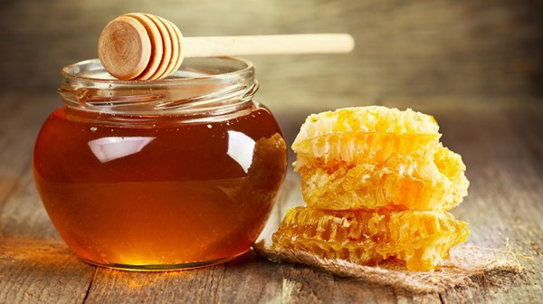 Theo Đông y, mật ong có vị ngọt, mùi thơm, tính ấm, bổ tỳ vị, trừ ho, giải độc, giảm đau, sát khuẩn, nhuận tràng. Mật ong mang lại tác dụng bổ ngũ tạng, tăng cường thể lực cho người lớn, trẻ em, người đau đại tràng – dạ dày, đại tiện táo kết, an thần, chữa suy nhược thần kinh, ho khan, viêm họng...