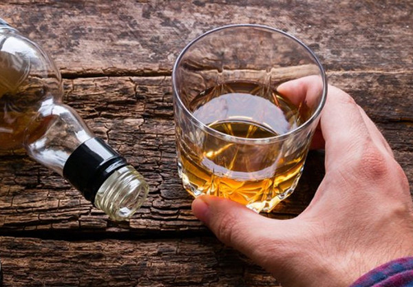 Dùng mật ong khi uống rượu. Mật ong chứa thành phần đường fructose mà hầu hết các loại trái cây không có. Khi đi vào cơ thể, fructose thúc đẩy quá trình phân hủy và hấp thụ rượu. Nhờ vậy, người uống sẽ nhanh tỉnh táo, tránh tình trạng đau đầu.