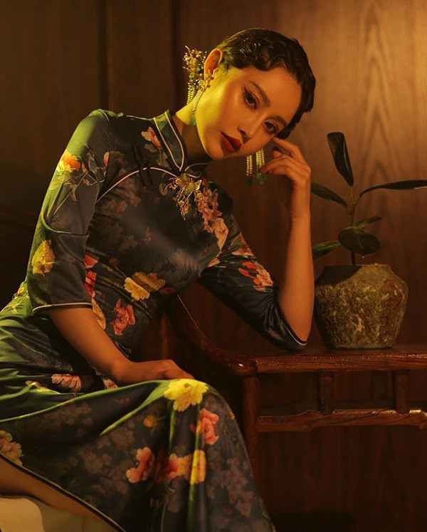 So với những hình ảnh mạnh mẽ, Hợp Vinh trở nên cuốn hút, khác biệt khi khoác lên mình những bộ đồ cổ trang, xường xám.