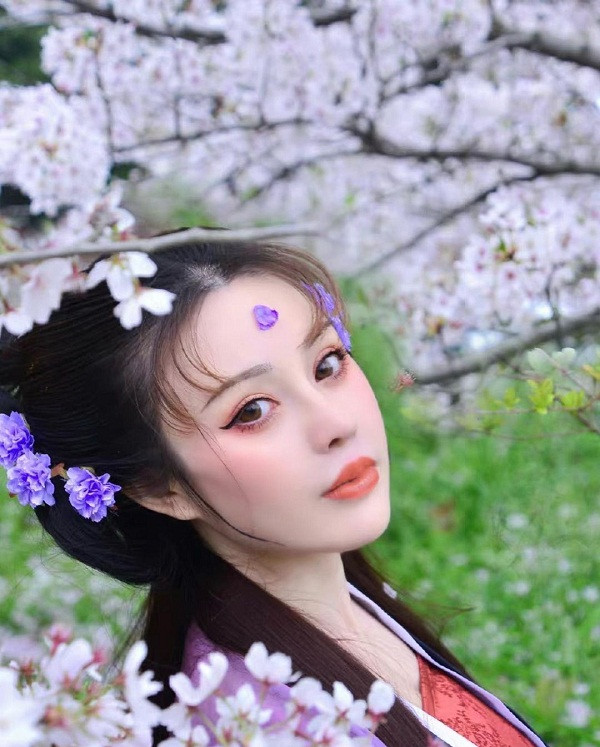 Trong khi đó, gương mặt đẹp khiến vẻ ngoài của cô vẫn vô cùng hài hòa, uyển chuyển trong các bộ đồ cổ trang.