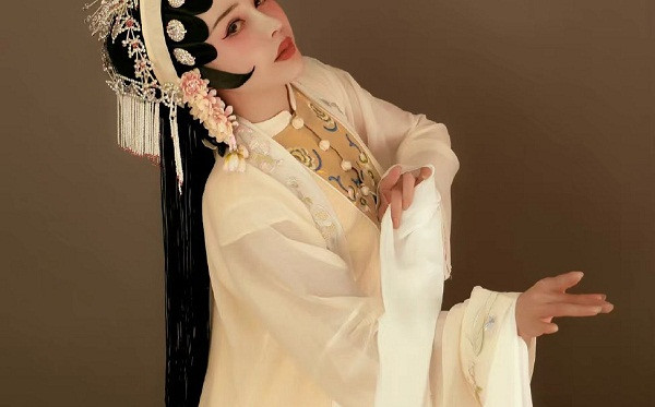 Nhờ vậy, mỹ nhân Thanh Đảo có thể dễ dàng “cân đẹp” nhiều loại trang phục. Chọn mặc trang phục phô diễn hình thể, Hợp Vinh chinh phục người nhìn bằng thân hình rắn rỏi, cơ bắp cuồn cuộn.