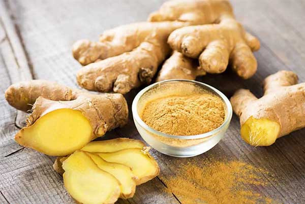 Gừng là một trong những gia vị quen thuộc. Các nhà khoa học tại Đại học Y học Cổ truyền Cam Túc (Trung Quốc) ghi nhận gừng chứa hơn 100 thành phần hóa học. Đáng lưu ý, gừng chứa nhiều chất có tác dụng kháng khuẩn, chống viêm, giảm đau, chống oxy hóa, chống nôn, hạ đường huyết và hạ natri máu.