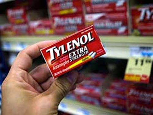Thuốc Tylenol và thuốc cảm. Nhiều người khi bị cảm thường dùng thuốc Acetaminophen chữa đau họng, đau đầu và sốt. Nhưng hãy nhớ rằng Tylenol cũng là một loại của Acetaminophen. Và nếu, bạn uống 2 loại cùng nhau thì cách kết hợp thuốc tai hại này sẽ khiến lượng dược chất vượt quá giới hạn 4gr/ngày.