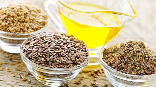Chị em cũng nên bổ sung các loại dầu từ hạt như dầu dừa, dầu oliu, dầu hạt lanh…hoặc ăn quả việt quất, có tác dụng chống chu trình tổng hợp Estrogen và làm giảm tác dụng của Estrogen.