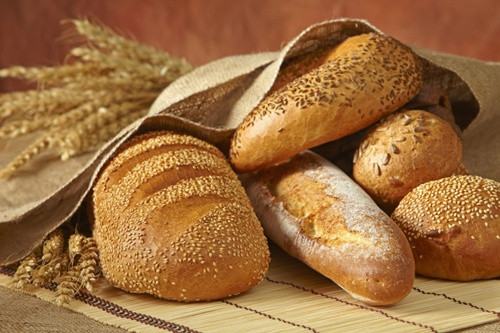 Bánh mì có chứa Kali Bromate. Kali Bromate được sử dụng như một phụ gia để làm cho bánh mì dẻo hơn, làm đặc ruột. Chất này có thể dẫn đến suy thận, rối loạn chức năng hệ thần kinh, rối loạn tiêu hóa, bệnh tuyến giáp và ung thư. Vì thế, loại bánh này là thực phẩm bị cấm ở EU, Canada, Brazil và Trung Quốc.