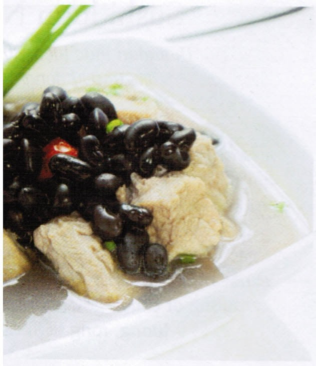 Đậu đen hầm xương. Cũng giống như cà rốt ninh xương, chỉ cần thay bằng 50gr đậu lấy làm canh ăn mỗi ngày là bạn đã có vị thuốc chữa tóc bạc sớm rất hiệu nghiệm.