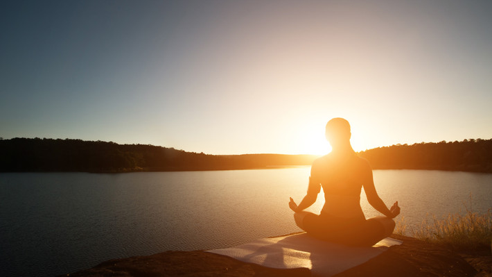 Yoga hay thiền là bộ môn thể dục bạn có thể lựa chọn để làm dịu tâm trí và cân bằng cơ thể. Ảnh: genvita.
