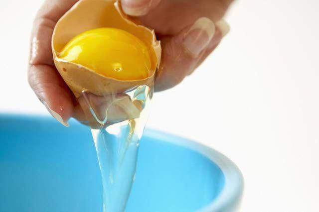 Lòng trắng trứng rất giàu protein, khi kết hợp với sữa chua sẽ giúp thu nhỏ lỗ chân lông để kiểm soát việc sản xuất bã nhờn và do đó khắc phục làn da dầu. Ảnh: pinimg.