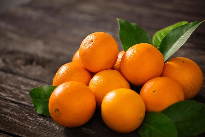 Cam là một nguồn vitamin C tuyệt vời, có thể giúp tăng cường chức năng miễn dịch của bạn, giảm sự phát triển của tế bào ung thư và tăng hấp thu sắt. Ảnh: rd.