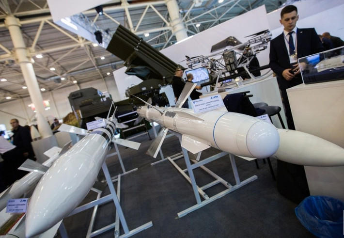 Tên lửa không đối không tầm trung R-27 và tầm xa R-77 do Ukraine chế tạo. Ảnh: Warspot.