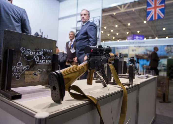 Mẫu AK-74 được cấu hình cho nhiệm vụ bắn tỉa với đạn xuyên giáp. Súng trưng bày kèm theo các thử nghiệm về độ xuyên giáp của đạn. Ảnh: Warspot.