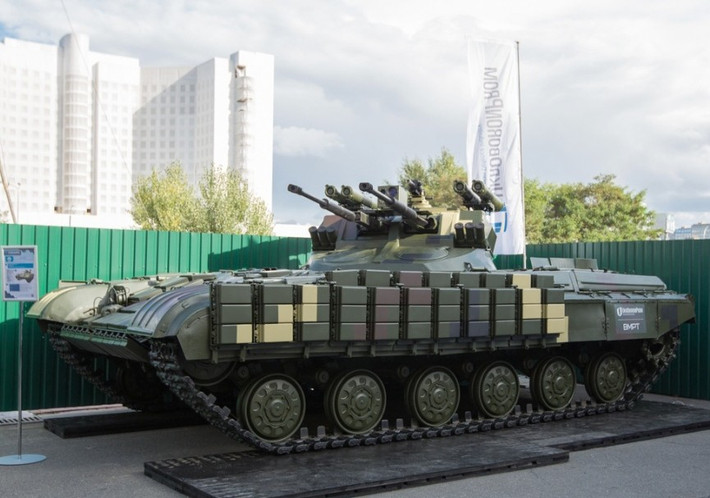 Xe chiến đấu hổ trợ tăng BMPT Strazh của Ukraine được phát triển dựa trên khung gầm xe tăng T-64, nó được xem là phiên bản "nhái" không tới nơi của Ukraine dựa trên nguyễn mẫu BMPT-72 của Nga. Ảnh: Warspot.