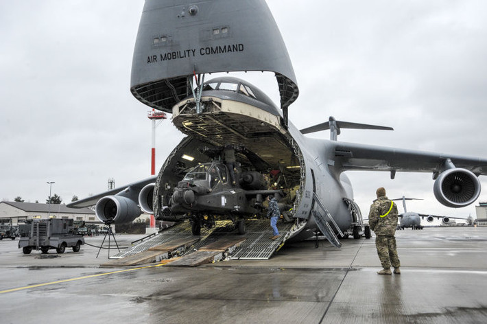 Siêu vận tải cơ C-5 Galaxy đứng top 3 trong số các loại phi cơ có chi phí vận hành "tốn kém" nhất trong Không quân Mỹ. Chiếc phi cơ này có giá thành vận hành lên tới 100.000 USD cho mỗi giờ bay. Nguồn ảnh: Popular.