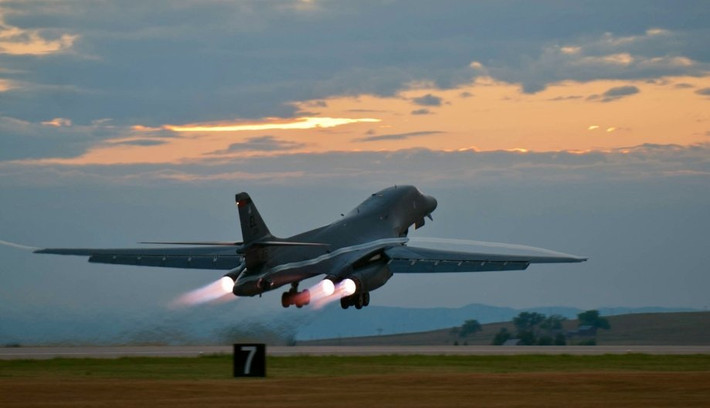 Sở dĩ B-1B Lancer có chi phí vận hành lớn như vậy là do chiếc máy bay này có phi hành đoàn lên tới 4 người, trong đó bao gồm hai phi công, một sĩ quan hệ thống tấn công và một sĩ quan hệ thống phòng thủ. Điều này khiến cho chi phí vận hành bị đội lên khá cao do phi công Mỹ có thù lao cực kỳ hậu hĩnh. Nguồn ảnh: Chive.