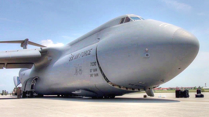 Chi phí giờ bay của C-5 Galaxy bị ảnh hưởng bởi phi hành đoàn lên tới 7 người và chi phí nhiên liệu khổng lồ cho mỗi chuyến bay của siêu vận tải cơ này. Nguồn ảnh: National.