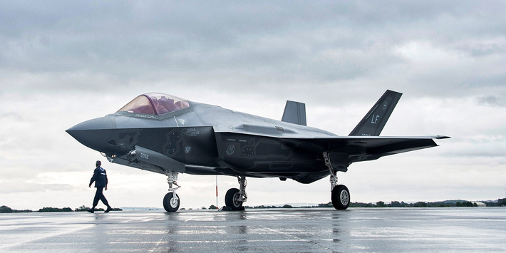 Dù chỉ có một phi công nhưng F-35A Lightning II lại có chi phí vận hành cực kỳ lớn, lên tới 67.000 USD cho mỗi giờ bay và còn đắt hơn nữa nếu đó là giờ bay chiến đấu. Nguồn ảnh: Wired.