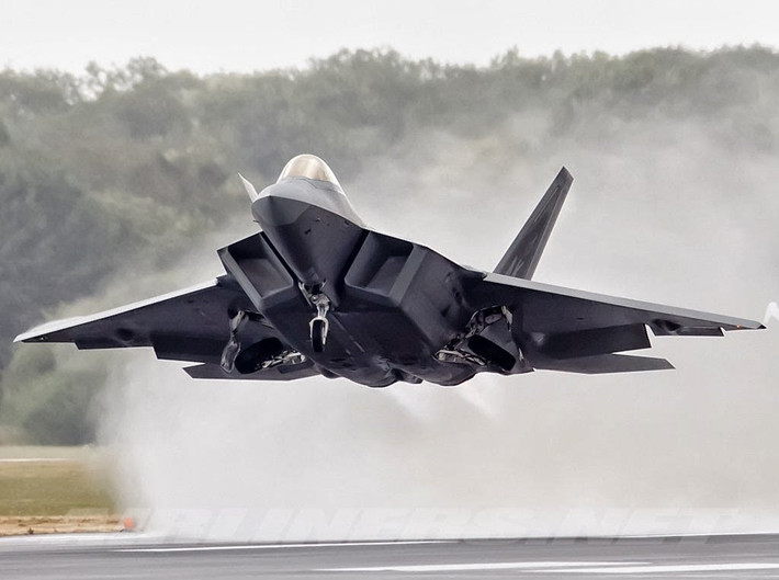F-22 Raptor là phi cơ thế hệ năm hiện đại nhất của Không quân Mỹ hiện nay, mỗi giờ bay của F-22 Raptor có giá 58.000 USD bao gồm cả tiền lương trả cho phi công-những phi công ưu tú nhất của Không lực Mỹ. Nguồn ảnh: Youtube.