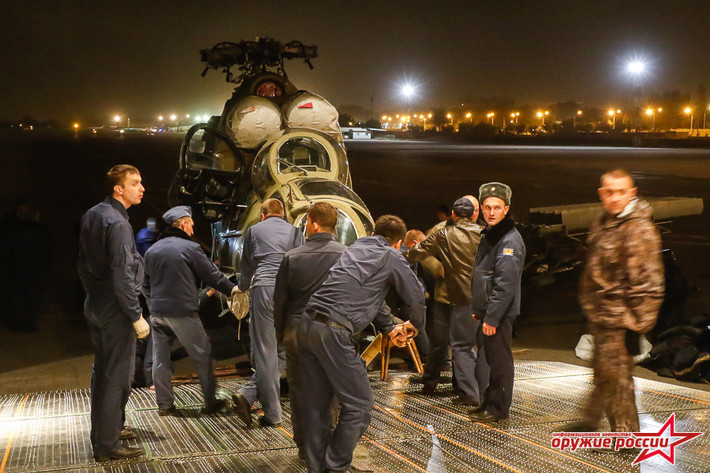 Hình ảnh một trực thăng tấn công Mi-24 đang được đưa ra khỏi máy bay vận tải. Mi-24 là một trong những "sát thủ" chống tăng hàng đầu thế giới. Sức mạnh hỏa lực của trực thăng này từng khiến cho phiến quân Mujahideen ở Afghanistan khiếp vía. Ảnh: Arms of Russian.