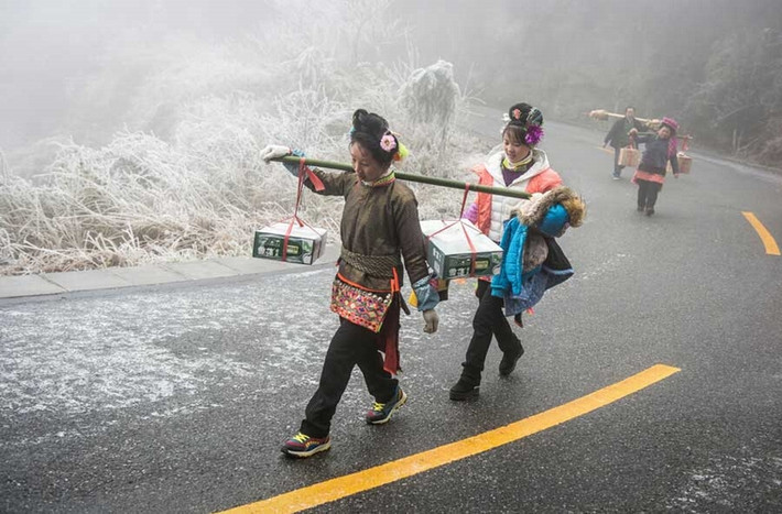 2 người cùng gánh đồ trên quãng đường dài để tiết kiệm sức lực.