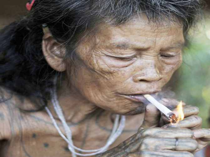 Họ thư giãn sau những giờ săn bắt bằng cách hút thuốc.