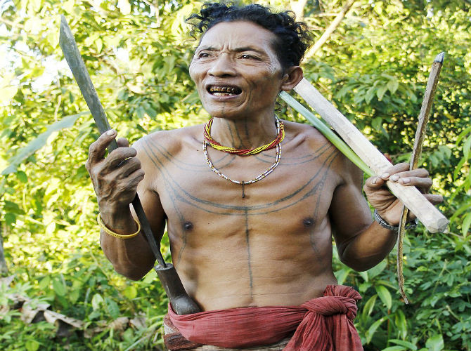 Người dân Mentawai xây nhà bằng tre, gỗ, cỏ và trang trí nhà bằng đầu lâu của những động vật mà họ săn bắt được. Bộ tộc kỳ dị này còn nổi tiếng với những hình xăm độc đáo trên cơ thể.