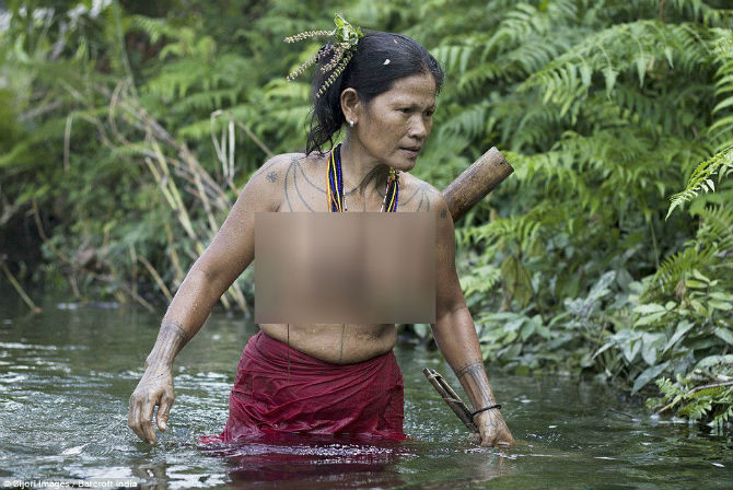 Người phụ nữ bắt cá dưới sông ở đảo Mentawai, Tây Sumatra, Indonesia.