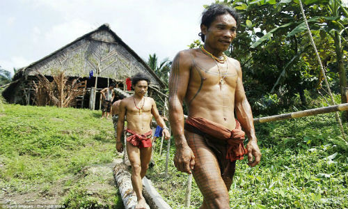 Bộ tộc kỳ dị Mentawai với khoảng 64 nghìn người sống trên những hòn đảo ở Tây Sumatra, Indonesia.