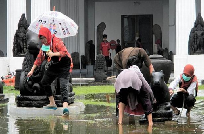 Cơ quan quản lý thảm họa quốc gia cho biết họ đã gửi 28 đợt hàng cứu trợ gồm thực phẩm và các đồ dùng thiết yếu trong khi cảnh sát đã huy động 2.000 người giúp cư dân thủ đô sơ tán và bảo vệ các tài sản bị bỏ lại.