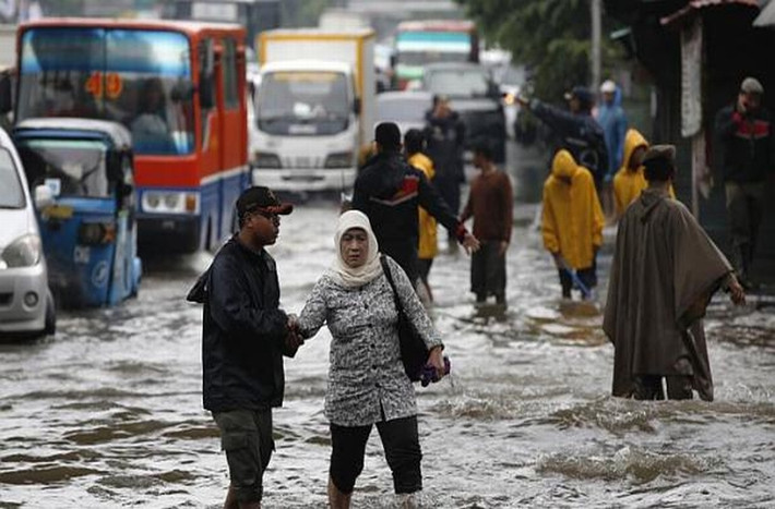Trận lụt tại thủ đô Indonesia đã chia cách các con đường chính và làm tê liệt giao thông dẫn tới khu vực sân bay.