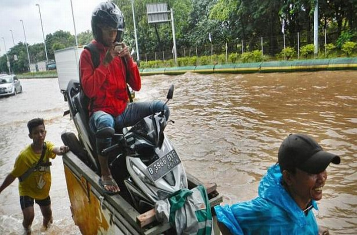 Lụt lội là vấn đề kinh niên của Jakarta và càng tồi tệ hơn khi có tới 13 con sông chảy qua thành phố.