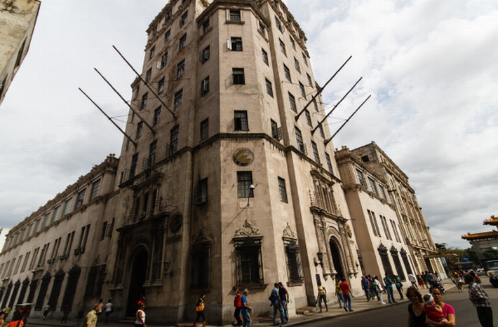 Tòa nhà cũ của công ty Mỹ: Cuban Telephone Company (Công ty điện thoại Cuba).