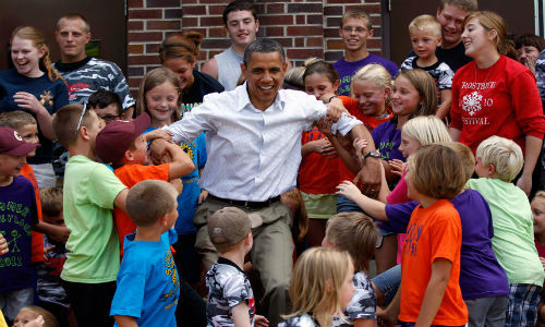 Tổng thống Barack Obama được các em nhỏ vây quanh ở Chatfield, Minnesota.