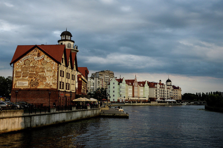 Thành phố Kaliningrad của Nga khiến bạn cảm giác như đang du lịch qua nước Đức. Kaliningrad là một thành phố cảng và trung tâm hành chính của Kaliningrad Oblast – một chủ thể liên bang Nga nằm trên eo biển Baltic.