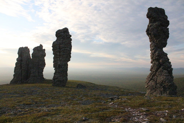 Bạn có thấy những tượng đá này giống công trình bãi đá cổ Stonehenge ở Anh? Trên thực tế, những tượng đá này là một trong bảy kỳ quan của Nga.