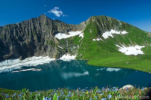 Hồ Ratti Gali, thung lũng Neelum ở Pakistan: Thung lũng Neelum thuộc vùng đất Azad Kashmir là một trong số những địa danh thu hút khách du lịch nhất. Nếu có dịp ghé thăm, bạn không nên bỏ lỡ những địa điểm nổi tiếng như Athmuqam, Kutton Jagran, Karen, Neelum, Ratti Galli, Baboon, đỉnh Noori,...